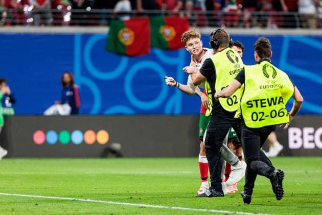 UEFA EURO 2024: Portugal - Tschechien; 18.06.2024 Ein Flitzer wird vom Feld gebracht UEFA EURO 2024: Portugal - Tschechien; Leipzig Stadium, Leipzig am 18.06.2024 Copyright: xBEAUTIFULxSPORTS Wunderlx