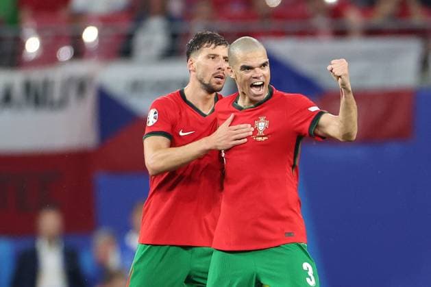 Leipzig Stadium Leipzig, Tuesday, June 18, 2024 UEFA EURO, EM, Europameisterschaft,Fussball 2024 Germany, Group F stage Matchday 1 Group F Portugal - Czechia, Ruben Dias (Portugal) und Pepe (Portugal) jubeln jubelt nach Spielende. Copyright: JoaquimxFerreira