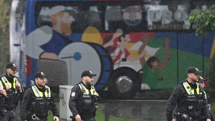 Hamburg, Germany, 180624. EURO 2024. Police forces waiting the arrival of the Croatian national football team at the Fontenay hotel on the eve of tomorrow s match against Albania. Photo: Ante Cizmic CROPIX Croatia Copyright: xxAntexCizmicx xCROPIXx reprezentacija_hotel4-180624