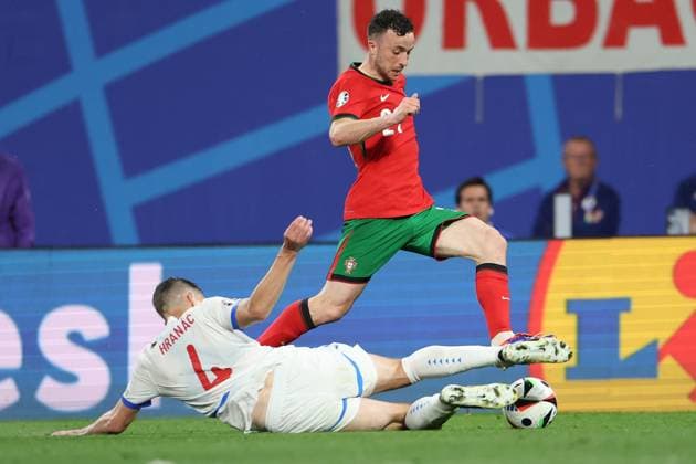 Leipzig Stadium Leipzig, Tuesday, June 18, 2024 UEFA EURO, EM, Europameisterschaft,Fussball 2024 Germany, Group F stage Matchday 1 Group F Portugal - Czechia, Robin Hranac (Czechia), Diogo Jota (Portugal) Zweikampf, Action, Aktion, Battles for the Ball Copyright: JoaquimxFerreira