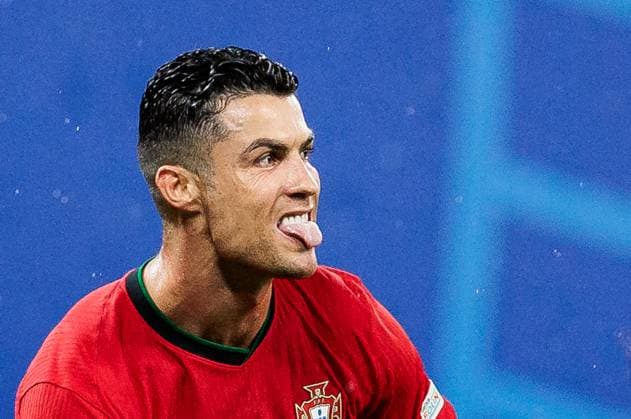 Sport Themen der Woche KW25 Sport Bilder des Tages UEFA EURO 2024: Portugal - Tschechien; 18.06.2024 Cristiano Ronaldo dos Santos Aveiro (Portugal, 7) streckt die Zunge heraus UEFA EURO 2024: Portugal - Tschechien; Leipzig Stadium, Leipzig am 18.06.2024 *** UEFA EURO 2024 Portugal Czech Republic 18 06 2024 Cristiano Ronaldo dos Santos Aveiro Portugal, 7 sticks out his tongue UEFA EURO 2024 Portugal Czech Republic Leipzig Stadium, Leipzig on 18 06 2024 Copyright: xBEAUTIFULxSPORTS Wunderlx