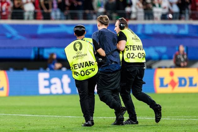 UEFA EURO 2024: Portugal - Tschechien; 18.06.2024 Ein Flitzer wird abgeführt UEFA EURO 2024: Portugal - Tschechien; Leipzig Stadium, Leipzig am 18.06.2024 Copyright: xBEAUTIFULxSPORTS Wunderlx
