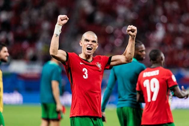 Sport Bilder des Tages UEFA EURO 2024: Portugal - Tschechien; 18.06.2024 Kepler Laveran de Lima Ferreira Pepe (Portugal, 3) jubelt nach Abpfiff Richtung Fans UEFA EURO 2024: Portugal - Tschechien; Leipzig Stadium, Leipzig am 18.06.2024 Copyright: xBEAUTIFULxSPORTS Wunderlx