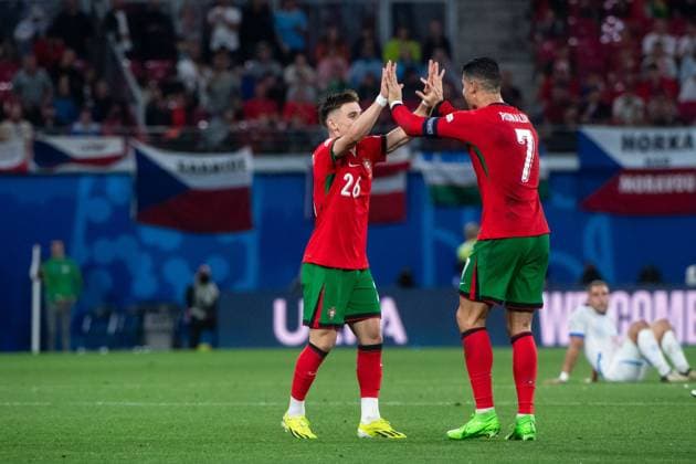 Francisco Fernandes Da Conceicao (Portugal, 26), Cristiano Ronaldo (Portugal, 07) jubeln ueber den Sieg, GER, Portugal (POR) vs Czech Republic (CZE), Fussball Europameisterschaft, UEFA EURO, EM, Europameisterschaft,Fussball 2024, Gruppe F, 1. Spieltag, 18.06.2024 GER, Portugal (POR) vs Czech Republic (CZE), Fussball Europameisterschaft, UEFA EURO 2024, Gruppe F, 1. Spieltag, 18.06.2024 Leipzig Copyright: xEibner-Pressefoto Memmlerx EP_MMR