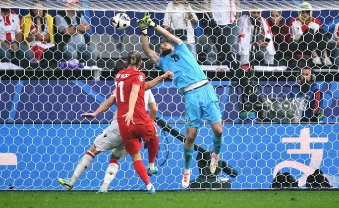 Fussball, Europameisterschaft, EURO 2024, Gruppe F, Signal-Iduna-Park Dortmund: Türkei - Georgien 3:1; Giorgi Mamardashvili (GEO), Yusuf Yazici (TUR). Aktion