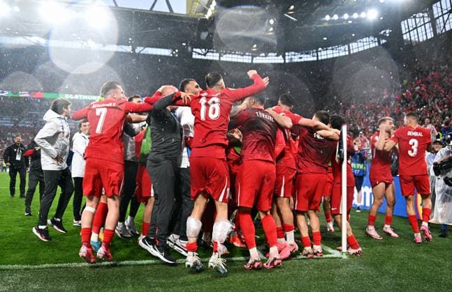Bilder des Jahres 2024, Sport 06 Juni Sport Bilder des Tages Fussball, Europameisterschaft, EURO 2024, Gruppe F, Signal-Iduna-Park Dortmund: Türkei - Georgien 3:1; Türkei feiert den Sieg nach Spielende.. Jubel, Freude, Aktion. *** Football, European Championship, EURO 2024, Group F, Signal Iduna Park Dortmund Turkey Georgia 3 1 Turkey celebrates victory at the end of the match Cheers, joy, action