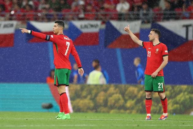 Leipzig Stadium Leipzig, Tuesday, June 18, 2024 UEFA EURO, EM, Europameisterschaft,Fussball 2024 Germany, Group F stage Matchday 1 Group F Portugal - Czechia, Cristiano Ronaldo (Portugal), Diogo Jota (Portugal) Daumen hoch Copyright: JoaquimxFerreira