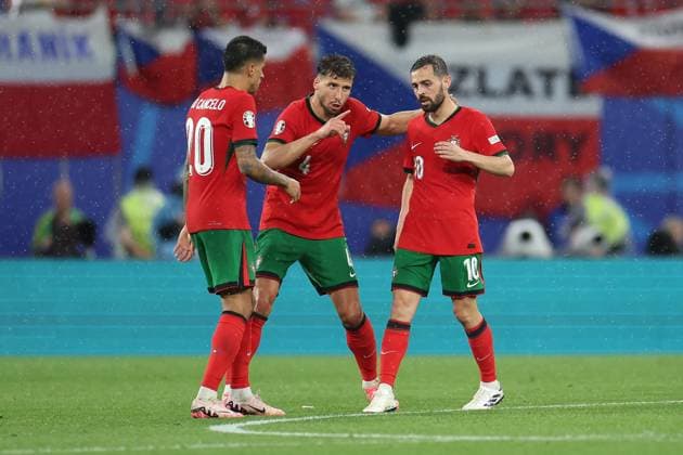 Leipzig Stadium Leipzig, Tuesday, June 18, 2024 UEFA EURO, EM, Europameisterschaft,Fussball 2024 Germany, Group F stage Matchday 1 Group F Portugal - Czechia, Bernardo Silva (Portugal), Ruben Dias (Portugal) und Bernardo Silva (Portugal) diskutieren Copyright: JoaquimxFerreira
