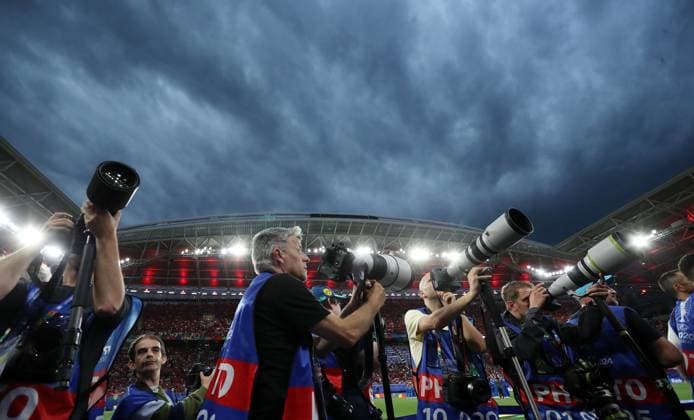 dicke Gewitterwolken über dem Leipziger Stadion kurz vor Spielbeginn, Fotografen Fußball Fussball Europameisterschaft Euro 2024 EM Herren Saison 2023 2024 18.06.2024 Portugal POR vs. Tschechien CZE in Leipzig DFL regulations prohibit any use of photographs as image sequences and or quasi-video.