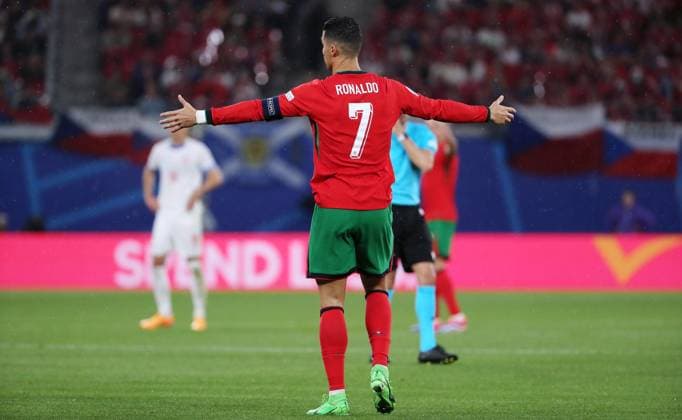 Cristiano Ronaldo zeigend, gestikulierend von hinten Fußball Fussball Europameisterschaft Euro 2024 EM Herren Saison 2023 2024 18.06.2024 Portugal POR vs. Tschechien CZE in Leipzig DFL regulations prohibit any use of photographs as image sequences and or quasi-video.