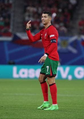 Cristiano Ronaldo zeigend, gestikulierend Einzelbild Freisteller Aktion Fußball Fussball Europameisterschaft Euro 2024 EM Herren Saison 2023 2024 18.06.2024 Portugal POR vs. Tschechien CZE in Leipzig DFL regulations prohibit any use of photographs as image sequences and or quasi-video.
