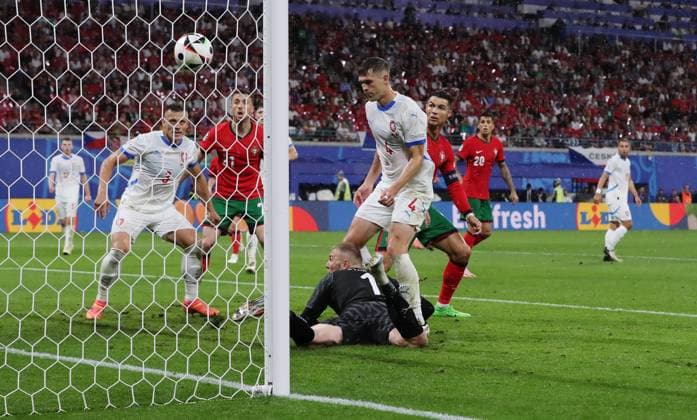 re. Robin Hranac erzielt das Eigentor zum 1:1 gegen Torwart Jindrich Stanek, dahinter Tomas Holes und Cristiano Ronaldo Fußball Fussball Europameisterschaft Euro 2024 EM Herren Saison 2023 2024 18.06.2024 Portugal POR vs. Tschechien CZE in Leipzig DFL regulations prohibit any use of photographs as image sequences and or quasi-video.