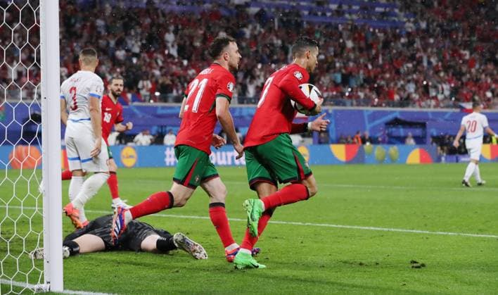 Cristiano Ronaldo holt Ball aus Tor nach Eigentor Robin Hranac zum 1:1 gegen Torwart Jindrich Stanek Fußball Fussball Europameisterschaft Euro 2024 EM Herren Saison 2023 2024 18.06.2024 Portugal POR vs. Tschechien CZE in Leipzig DFL regulations prohibit any use of photographs as image sequences and or quasi-video.