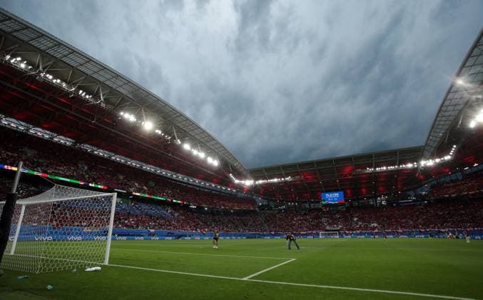 dicke Gewitterwolken über dem Leipziger Stadion kurz vor Spielbeginn Regenwolken Unwetter Fußball Fussball Europameisterschaft Euro 2024 EM Herren Saison 2023 2024 18.06.2024 Portugal POR vs. Tschechien CZE in Leipzig DFL regulations prohibit any use of photographs as image sequences and or quasi-video.