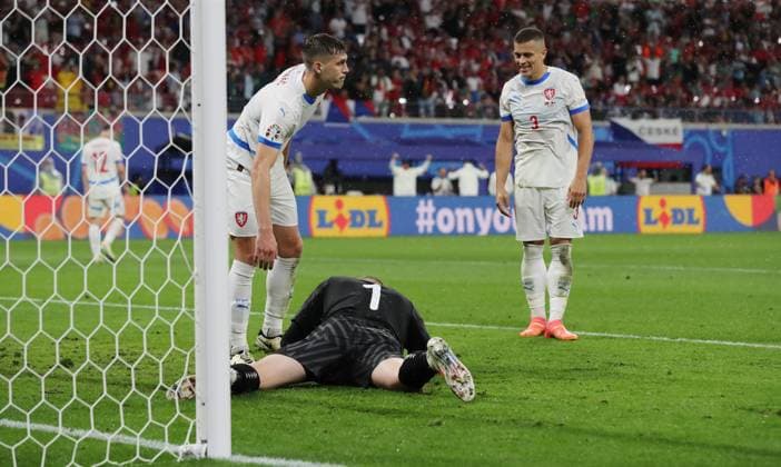 Robin Hranac enttäuscht nach 1:1 Eigentor, Torwart Jindrich Stanek, Tomas Holes Enttäuschung Fußball Fussball Europameisterschaft Euro 2024 EM Herren Saison 2023 2024 18.06.2024 Portugal POR vs. Tschechien CZE in Leipzig DFL regulations prohibit any use of photographs as image sequences and or quasi-video.