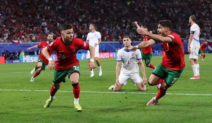 Francisco Conceicao jubelt nach 2:1 mit Pedro Neto, dahinter Robin Hranac enttäuscht Freude Emotion Jubel Fußball Fussball Europameisterschaft Euro 2024 EM Herren Saison 2023 2024 18.06.2024 Portugal POR vs. Tschechien CZE in Leipzig DFL regulations prohibit any use of photographs as image sequences and or quasi-video.