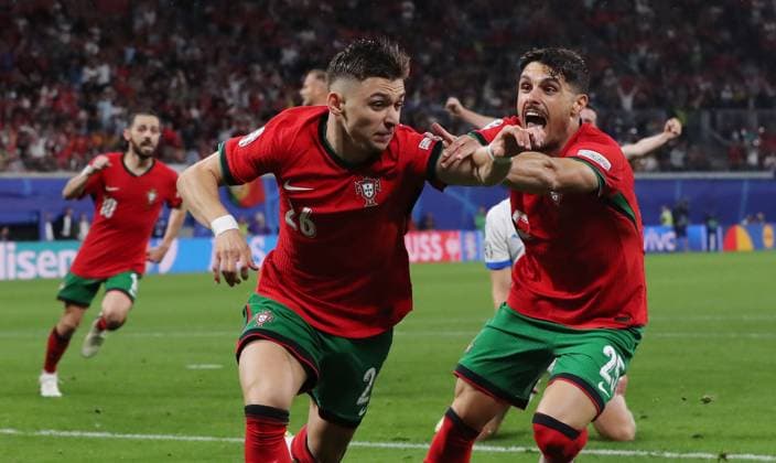 Sport Themen der Woche KW25 Sport Bilder des Tages Francisco Conceicao jubelt nach 2:1 mit Pedro Neto Freude Emotion Jubel Fußball Fussball Europameisterschaft Euro 2024 EM Herren Saison 2023 2024 18.06.2024 Portugal POR vs. Tschechien CZE in Leipzig DFL regulations prohibit any use of photographs as image sequences and or quasi-video. *** Francisco Conceicao celebrates after 2 1 with Pedro Neto Joy Emotion Cheering Sport Football Soccer European Championship Euro 2024 European Championship Men Season 2023 2024 18 06 2024 Portugal POR vs Czech Republic CZE in Leipzig DFL regulations prohibit any use of photographs as image sequences and or quasi video