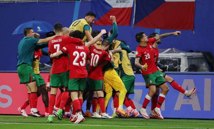 Sport Bilder des Tages Francisco Conceicao jubelt nach 2:1 mit der Mannschaft Freude Emotion Jubel Fußball Fussball Europameisterschaft Euro 2024 EM Herren Saison 2023 2024 18.06.2024 Portugal POR vs. Tschechien CZE in Leipzig DFL regulations prohibit any use of photographs as image sequences and or quasi-video.