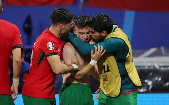 Francisco Conceicao jubelt nach 2:1 mit Pedro Neto, Ruben Neves Freude Emotion Jubel Fußball Fussball Europameisterschaft Euro 2024 EM Herren Saison 2023 2024 18.06.2024 Portugal POR vs. Tschechien CZE in Leipzig DFL regulations prohibit any use of photographs as image sequences and or quasi-video.