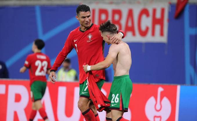Francisco Conceicao jubelt nach 2:1 Cristiano Ronaldo Freude Emotion Jubel Fußball Fussball Europameisterschaft Euro 2024 EM Herren Saison 2023 2024 18.06.2024 Portugal POR vs. Tschechien CZE in Leipzig DFL regulations prohibit any use of photographs as image sequences and or quasi-video.