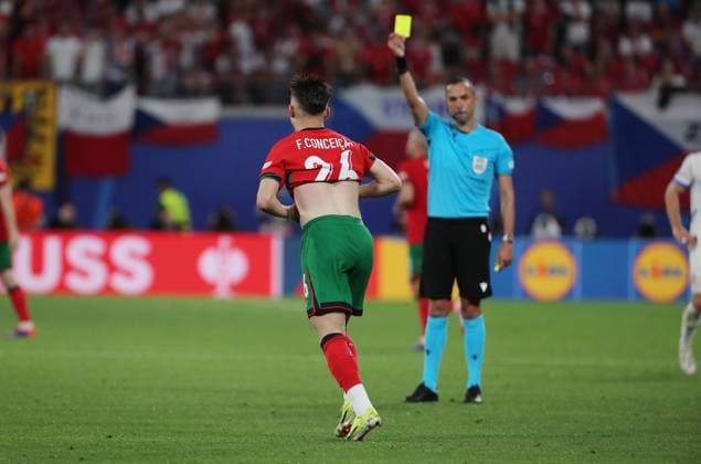 Schiedsrichter Marco Guida (ITA) zeigt gelbe Karte für Francisco Conceicao Jubel mit Trikotausziehen nach 2:1 Freude Emotion Fußball Fussball Europameisterschaft Euro 2024 EM Herren Saison 2023 2024 18.06.2024 Portugal POR vs. Tschechien CZE in Leipzig DFL regulations prohibit any use of photographs as image sequences and or quasi-video.