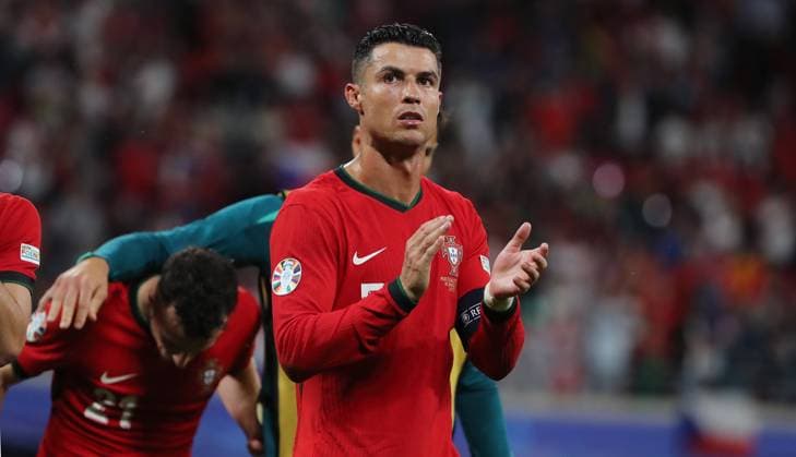 Cristiano Ronaldo zu den Fans klatschend bei der Ehrenrunde nach Spielende Fußball Fussball Europameisterschaft Euro 2024 EM Herren Saison 2023 2024 18.06.2024 Portugal POR vs. Tschechien CZE in Leipzig DFL regulations prohibit any use of photographs as image sequences and or quasi-video.