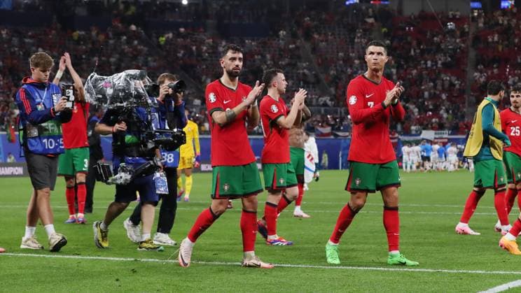 Bruno Fernandes, Cristiano Ronaldo klatschen zu den Fans bei der Ehrenrunde nach Spielende Fußball Fussball Europameisterschaft Euro 2024 EM Herren Saison 2023 2024 18.06.2024 Portugal POR vs. Tschechien CZE in Leipzig DFL regulations prohibit any use of photographs as image sequences and or quasi-video.