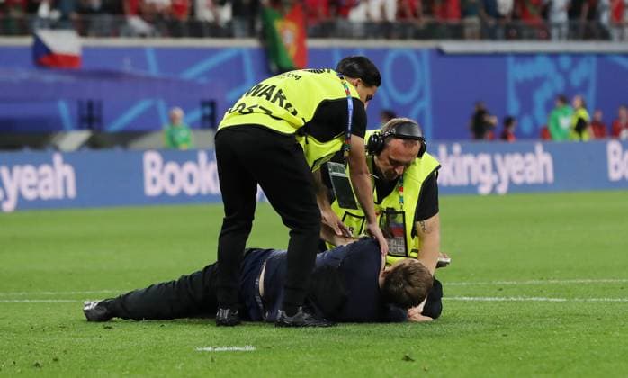 Ordner nehmen einen Flitzer nach Spielende fest Fußball Fussball Europameisterschaft Euro 2024 EM Herren Saison 2023 2024 18.06.2024 Portugal POR vs. Tschechien CZE in Leipzig DFL regulations prohibit any use of photographs as image sequences and or quasi-video.