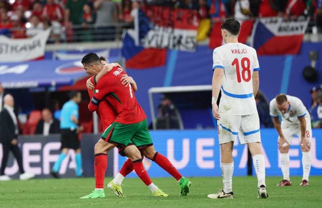 (240619) -- LEIPZIG, June 19, 2024 -- Cristiano Ronaldo (2nd L) of Portugal hugs teammate Francisco Conceicao during the UEFA EURO, EM, Europameisterschaft,Fussball 2024 Group F match between Portugal and the Czech Republic in Leipzig, Germany on June 18, 2024. ) (SP)GERMANY-LEIPZIG-FOOTBALL-EURO2024-PORTUGAL VS THE CZECH REPUBLIC BaixXuefei 