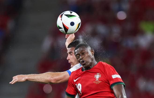 (240619) -- LEIPZIG, June 19, 2024 -- Nuno Mendes (R) of Portugal vies with Patrik Schick of the Czech Republic for a header during the UEFA EURO, EM, Europameisterschaft,Fussball 2024 Group F match between Portugal and the Czech Republic in Leipzig, Germany on June 18, 2024. ) (SP)GERMANY-LEIPZIG-FOOTBALL-EURO2024-PORTUGAL VS THE CZECH REPUBLIC BaixXuefei 