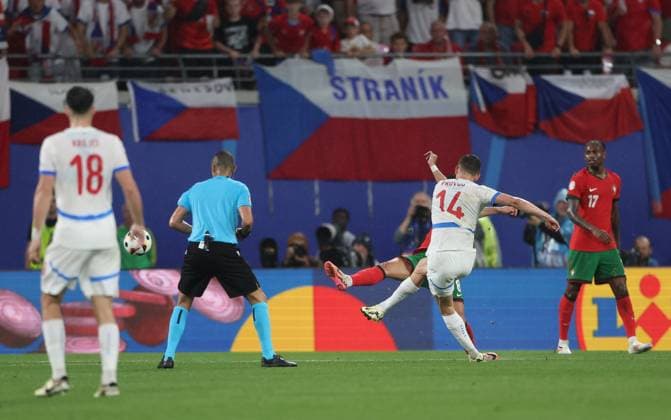 (240619) -- LEIPZIG, June 19, 2024 -- Lukas Provod (2nd R) of the Czech Republic shoots to score during the UEFA EURO, EM, Europameisterschaft,Fussball 2024 Group F match between Portugal and the Czech Republic in Leipzig, Germany on June 18, 2024. ) (SP)GERMANY-LEIPZIG-FOOTBALL-EURO2024-PORTUGAL VS THE CZECH REPUBLIC BaixXuefei 