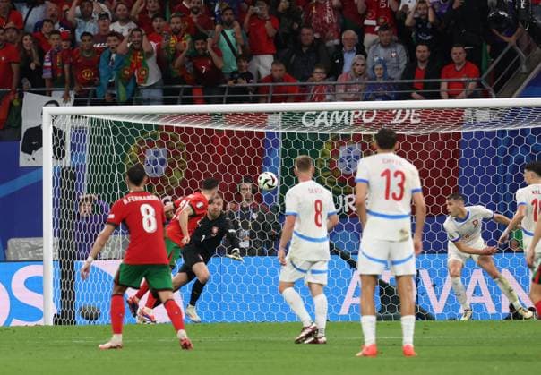 (240619) -- LEIPZIG, June 19, 2024 -- Diogo Jota (2nd L, front) of Portugal scores a goal which is later disallowed during the UEFA EURO, EM, Europameisterschaft,Fussball 2024 Group F match between Portugal and the Czech Republic in Leipzig, Germany on June 18, 2024. ) (SP)GERMANY-LEIPZIG-FOOTBALL-EURO2024-PORTUGAL VS THE CZECH REPUBLIC ZhangxFan 