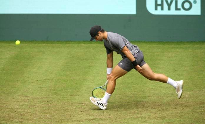 photo : skeptische Miene bei ... Marcos GIRN (USA) Tennis-Turnier Terra Wortmann Cup im Gerry Weber Sportpark (OWL-Arena) in Halle Westfalen Di. 18.06.2024