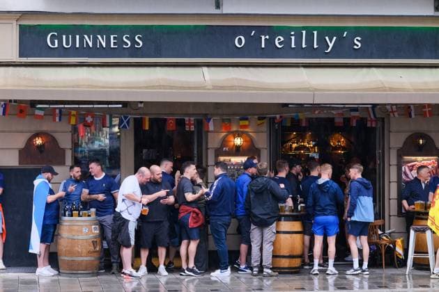 Düsseldorf 18.06.2024 oÂ reillysÂ s irish Pub Mutter-Ey-Strasse Hunsrückenstrasse Altstadt Kneipenviertel Fussball-EM Fussballeuropameisterschaft schottische Fans Fussballfans Guinness Schotten Schottland