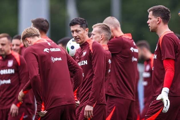 19.06.2024 HANNOVER, NIEMCY PILKA NOZNA (FOOTBALL) UEFA EURO, EM, Europameisterschaft,Fussball 2024 - CENTRUM TRENINGOWE REPREZENTACJI POLSKI - HANNOVER 96 ACADEMIE KONFERENCJA PRASOWA I TRENING REPREZENTACJI POLSKI NZ ROBERT LEWANDOWSKI, WOJCIECH SZCZESNY FOTO LUKASZ GROCHALA CYFRASPORT NEWSPIX.PL --- Newspix.pl  20240619cslg0113
