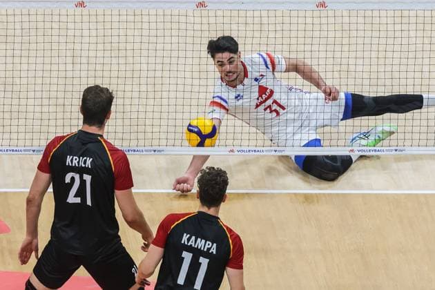 (240619) -- PASAY CITY, June 19, 2024 -- Joris Seddik (top) of France tries to save the ball during the match between Germany and France at the Men s Volleyball Nations League (VNL) 2024 in Pasay City, the Philippines, on June 19, 2024. ) (SP)THE PHILIPPINES-PASAY CITY-VOLLEYBALL-NATIONS LEAGUE-MEN-GERMANY VS FRANCE ROUELLExUMALI 