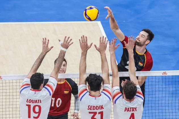 (240619) -- PASAY CITY, June 19, 2024 -- Tobias Brand (top) of Germany spikes the ball during the match between Germany and France at the Men s Volleyball Nations League (VNL) 2024 in Pasay City, the Philippines, on June 19, 2024. ) (SP)THE PHILIPPINES-PASAY CITY-VOLLEYBALL-NATIONS LEAGUE-MEN-GERMANY VS FRANCE ROUELLExUMALI 
