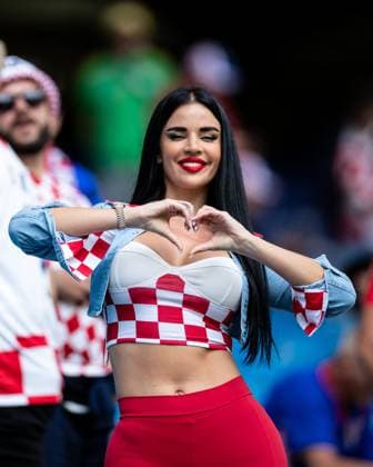 UEFA EURO, EM, Europameisterschaft,Fussball 2024: Albanien - Kroatien; 19.06.2024 Kroatische Fan, Kroatien, Eine Frau auf dem Stadion, Zeigt Herz mit den Händen. UEFA EURO 2024: Albanien - Kroatien; Volksparkstadion, Hamburg; 19.06.2024 Copyright: xBEAUTIFULxSPORTS Buriakovx