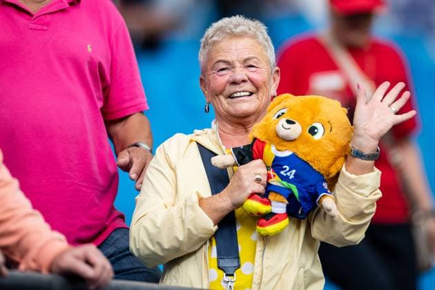 UEFA EURO, EM, Europameisterschaft,Fussball 2024: Albanien - Kroatien; 19.06.2024 Eine Frau auf dem Stadion it dem Albert, Maskottchen, Albärt. UEFA EURO 2024: Albanien - Kroatien; Volksparkstadion, Hamburg; 19.06.2024 Copyright: xBEAUTIFULxSPORTS Buriakovx