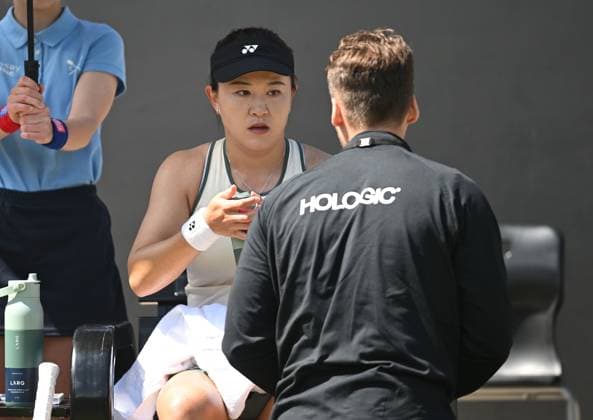 Lin Zhu of China with a member of the medical staff during her second round match Rothesay Classic Birmingham, Day 3, Tennis, Edgbaston Priory Club, Birmingham, UK - 19 June 2024  Copyright: xAnnaxGowthorpe Shutterstockx 14543326h