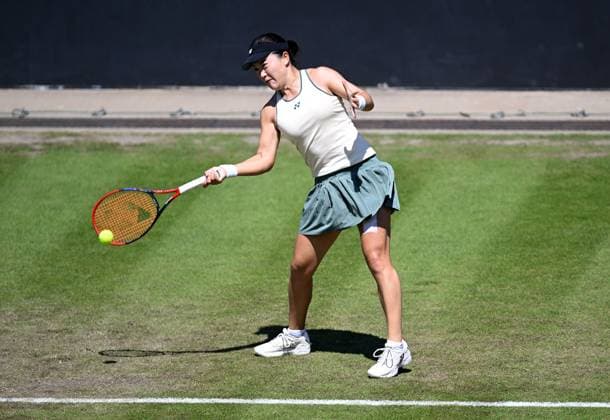 Lin Zhu of China with a member of the medical staff during her second round match Rothesay Classic Birmingham, Day 3, Tennis, Edgbaston Priory Club, Birmingham, UK - 19 June 2024  Copyright: xAnnaxGowthorpe Shutterstockx 14543326j