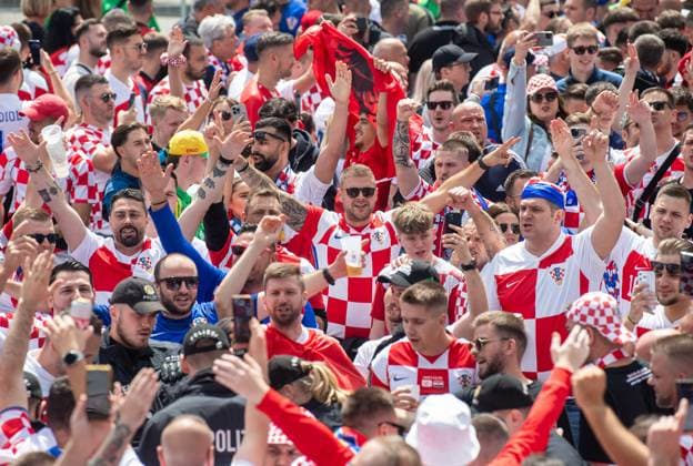 Fussball, Herren, Saison 2023 24, Euro 2024 Gruppe B (2. Spieltag) in Hamburg, Kroatien - Albanien, kroatische und albanische Fans feiern zusammen vor dem Stadion, 19.06. 2024, Copyright: xSebastianxRäppold MatthiasxKochx