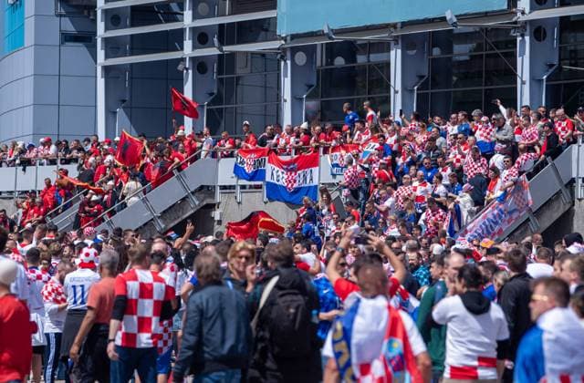 Fussball, Herren, Saison 2023 24, Euro 2024 Gruppe B (2. Spieltag) in Hamburg, Kroatien - Albanien, kroatische und albanische Fans feiern zusammen vor dem Stadion, 19.06. 2024, Copyright: xSebastianxRäppold MatthiasxKochx