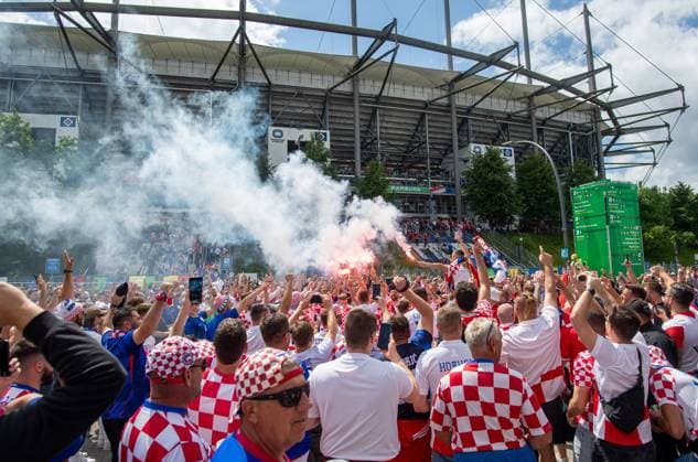 Fussball, Herren, Saison 2023 24, Euro 2024 Gruppe B (2. Spieltag) in Hamburg, Kroatien - Albanien, kroatische Fans feiern mit Pyrotechnik vor dem Stadion, 19.06. 2024, Copyright: xSebastianxRäppold MatthiasxKochx