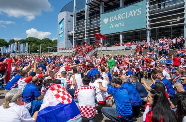 Fussball, Herren, Saison 2023 24, Euro 2024 Gruppe B (2. Spieltag) in Hamburg, Kroatien - Albanien, kroatische und albanische Fans feiern zusammen vor dem Stadion, 19.06. 2024, Copyright: xSebastianxRäppold MatthiasxKochx