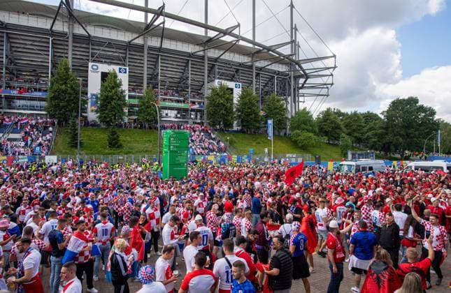 Fussball, Herren, Saison 2023 24, Euro 2024 Gruppe B (2. Spieltag) in Hamburg, Kroatien - Albanien, kroatische und albanische Fans feiern zusammen vor dem Stadion, 19.06. 2024, Copyright: xSebastianxRäppold MatthiasxKochx