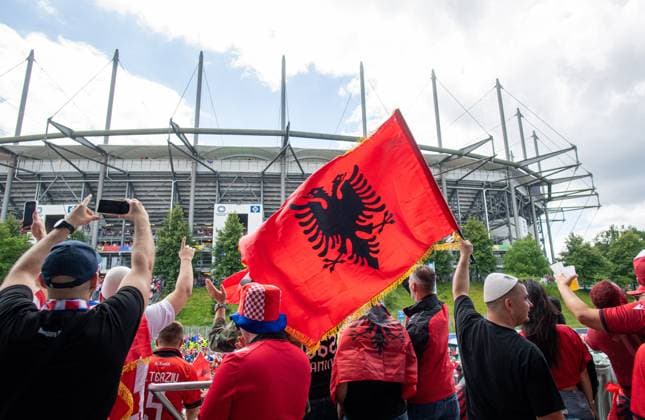 Fussball, Herren, Saison 2023 24, Euro 2024 Gruppe B (2. Spieltag) in Hamburg, Kroatien - Albanien, albanische Fans feiern vor dem Stadion, 19.06. 2024, Copyright: xSebastianxRäppold MatthiasxKochx