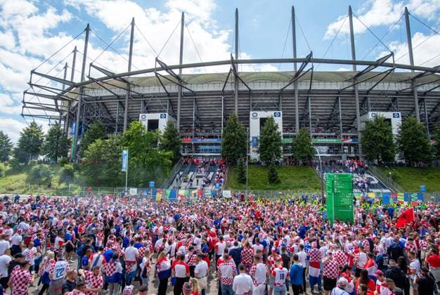 Fussball, Herren, Saison 2023 24, Euro 2024 Gruppe B (2. Spieltag) in Hamburg, Kroatien - Albanien, kroatische und albanische Fans feiern zusammen vor dem Stadion, 19.06. 2024, Copyright: xSebastianxRäppold MatthiasxKochx