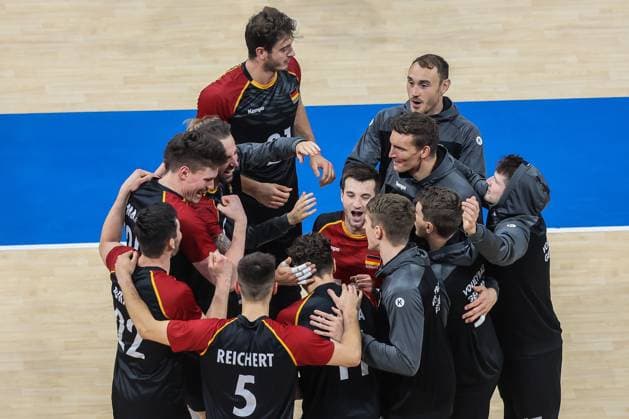 (240619) -- PASAY CITY, June 19, 2024 -- Players from Germany celebrate after winning the match between Germany and France at the Men s Volleyball Nations League (VNL) 2024 in Pasay City, the Philippines, on June 19, 2024. ) (SP)THE PHILIPPINES-PASAY CITY-VOLLEYBALL-NATIONS LEAGUE-MEN-GERMANY VS FRANCE ROUELLExUMALI 