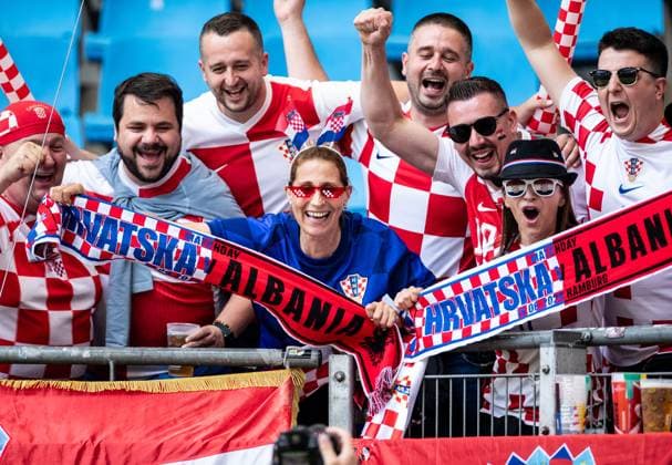 UEFA EURO, EM, Europameisterschaft,Fussball 2024: Albanien - Kroatien; 19.06.2024 Fans von Kroatien, Frau mit dem Flaggen in Haare. UEFA EURO 2024: Albanien - Kroatien; Volksparkstadion, Hamburg; 19.06.2024 Copyright: xBEAUTIFULxSPORTS Buriakovx
